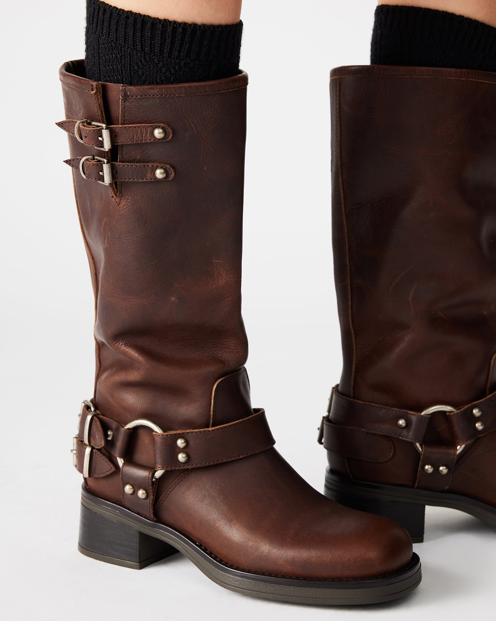 STEVEMADDEN_SHOES_ASTOR_BROWN-LEATHER_LIFESTYLE_01-1.jpg